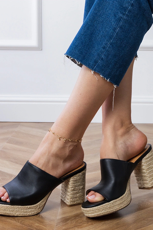 Grande zwarte espadrilles op een hak Grande zwarte espadrilles op een hak
