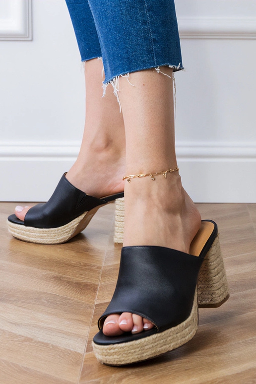 Grande zwarte espadrilles op een hak Grande zwarte espadrilles op een hak