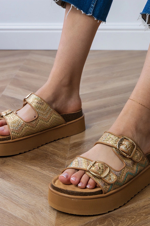 Orinos gouden slippers met gespen op... Orinos gouden slippers met gespen op...