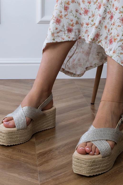 Zilveren espadrilles op een platform...