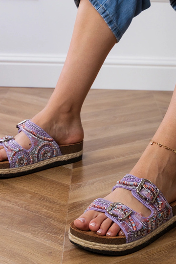 Paarse etnische slippers...