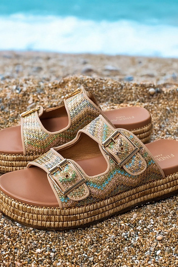 Gouden slippers met gespen aan de bandjes, "Rider" 2