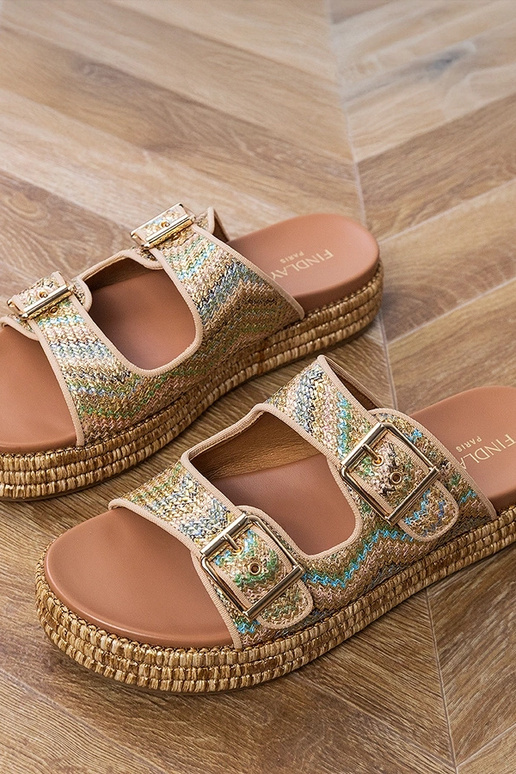 Gouden slippers met gespen aan de...