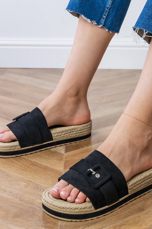 Lunda zwarte slippers op een platform... Lunda zwarte slippers op een platform...