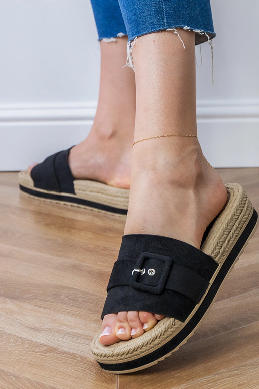 Lunda zwarte slippers op een platform... Lunda zwarte slippers op een platform...