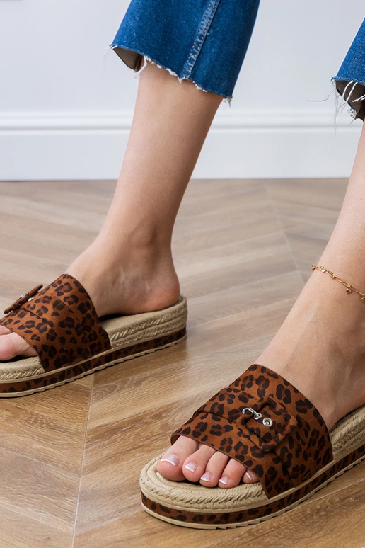 Lunda luipaardprint slippers op een... Lunda luipaardprint slippers op een...