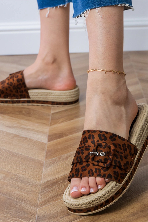 Lunda luipaardprint slippers op een... Lunda luipaardprint slippers op een...