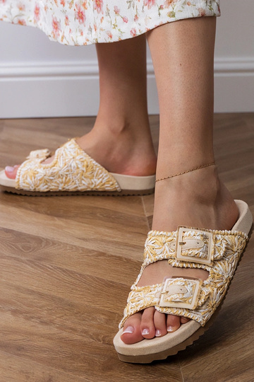 Zandkleurige gehaakte slippers met gespen op de banden, „Firada" 2