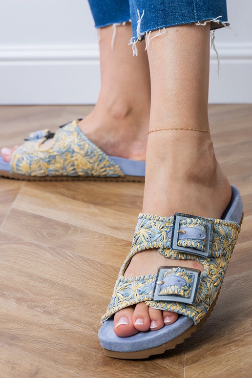 Blauwe gebreide slippers met gespen...