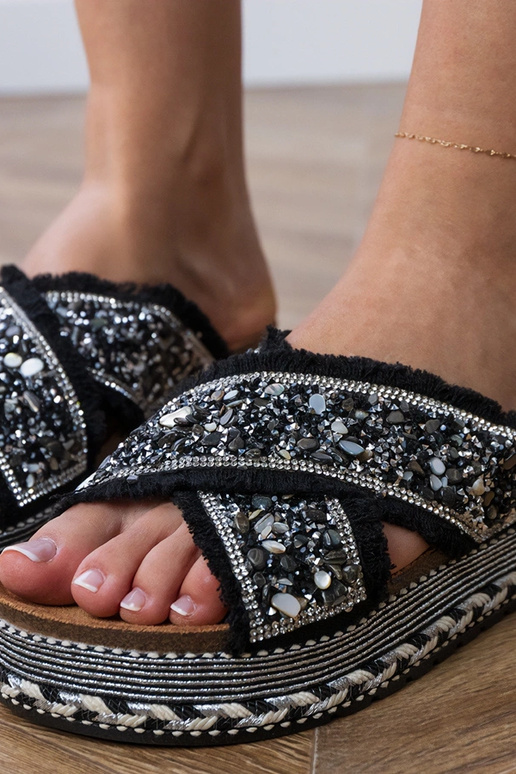 Zwarte slippers met zirconia op... Zwarte slippers met zirconia op...