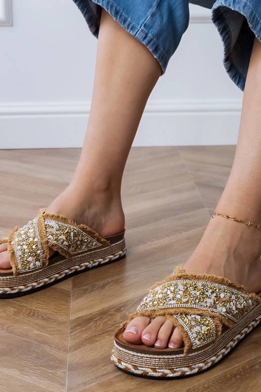 Zandkleurige slippers met zirconia...