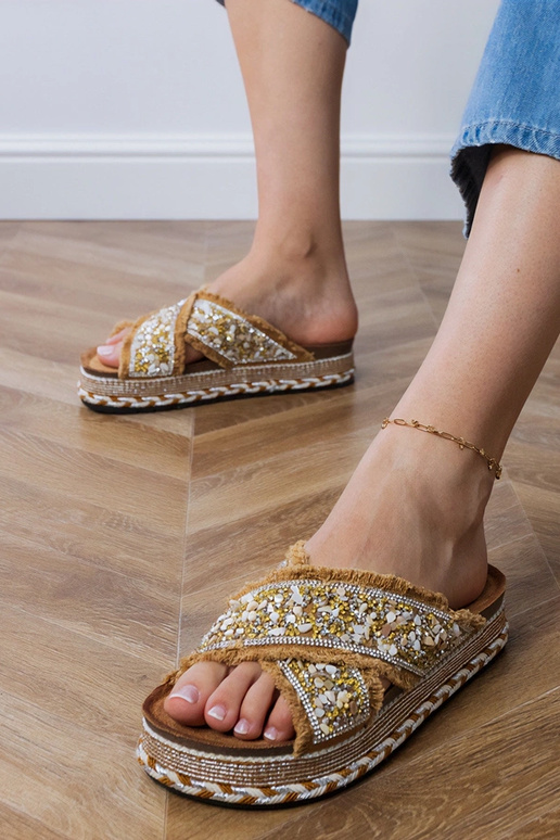 Zandkleurige slippers met zirconia...