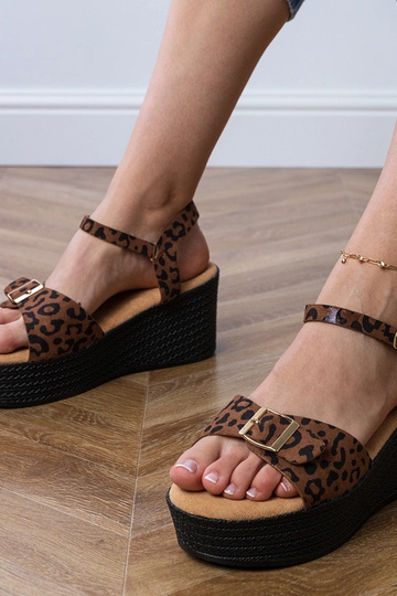 Panterprint dames sandalen met een decoratieve gesp, „Sarni"