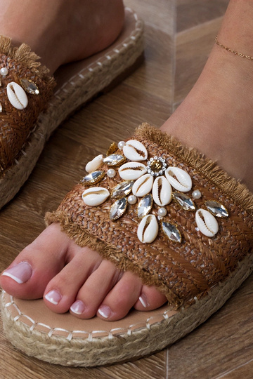 Bruine gevlochten espadrilles met schelpen Morsa
