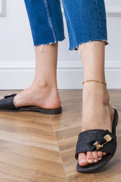 Zwarte platte slippers met gouden... Zwarte platte slippers met gouden...