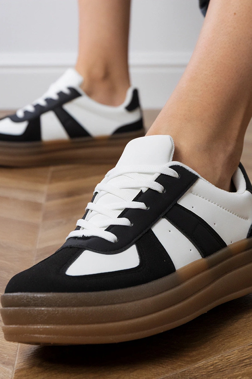 Zwarte vrouwelijke sneakers op een...