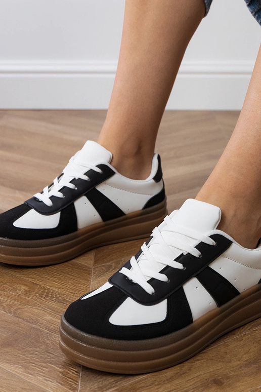 Zwarte vrouwelijke sneakers op een...