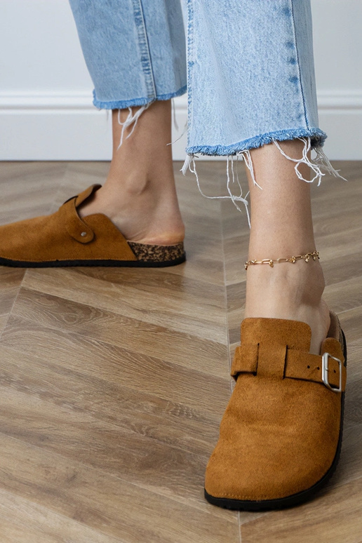 Bruine gesloten slippers op kurken... Bruine gesloten slippers op kurken...