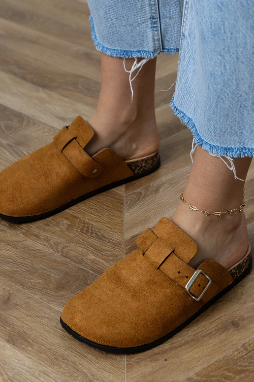 Bruine gesloten slippers op kurken... Bruine gesloten slippers op kurken...