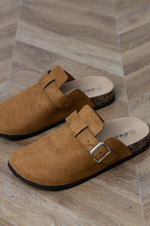 Bruine gesloten slippers op kurken... Bruine gesloten slippers op kurken...