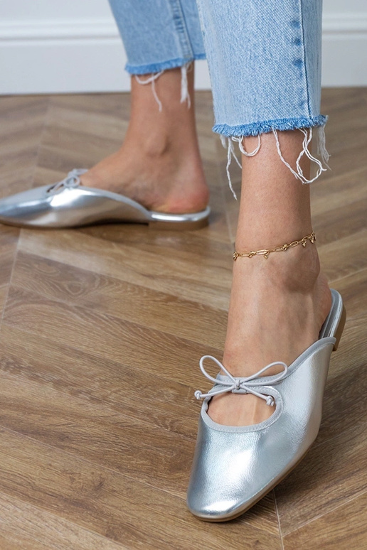 Zilveren gesloten slippers op platte... Zilveren gesloten slippers op platte...
