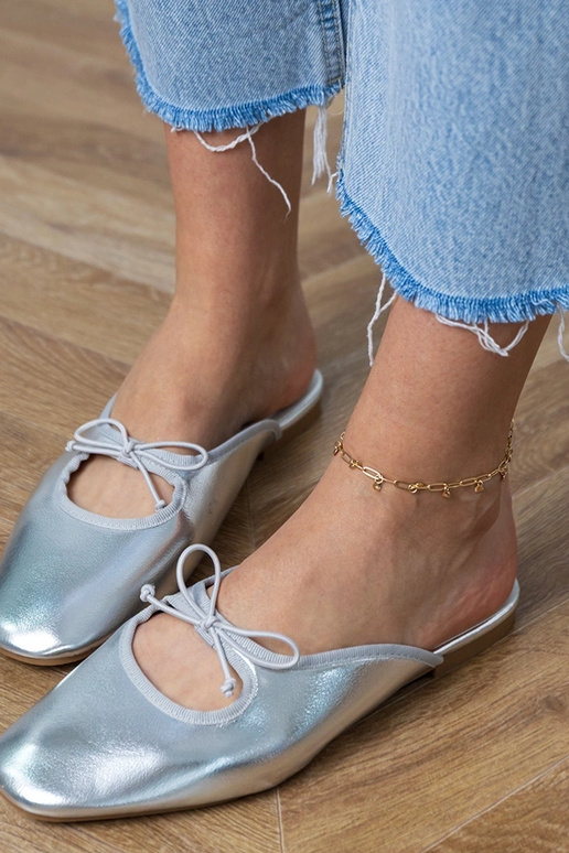 Zilveren gesloten slippers op platte... Zilveren gesloten slippers op platte...