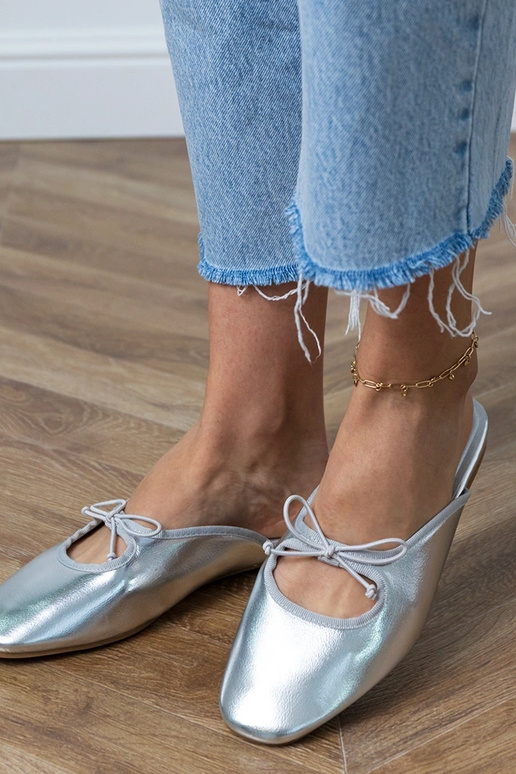 Zilveren gesloten slippers op platte... Zilveren gesloten slippers op platte...