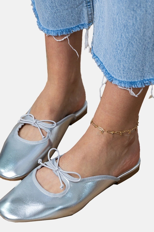 Zilveren gesloten slippers op platte... Zilveren gesloten slippers op platte...