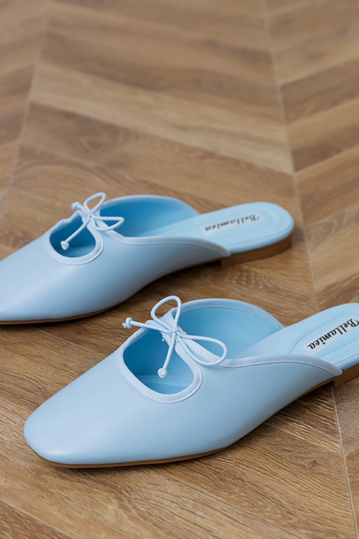 Blauwe gesloten slippers op platte... Blauwe gesloten slippers op platte...