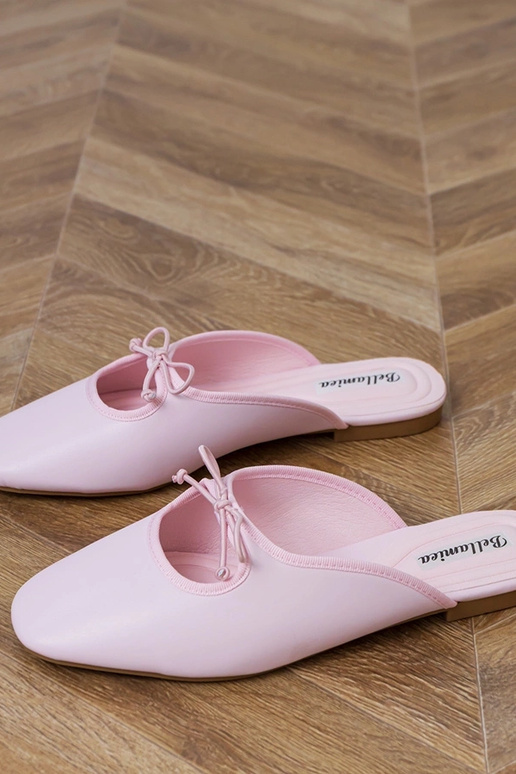 Roze gesloten slippers op platte zool... Roze gesloten slippers op platte zool...