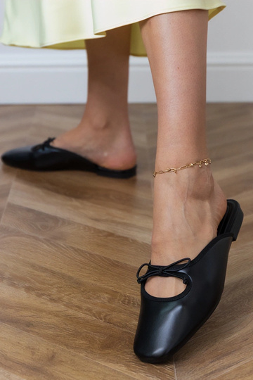 Zwarte gesloten slippers op...