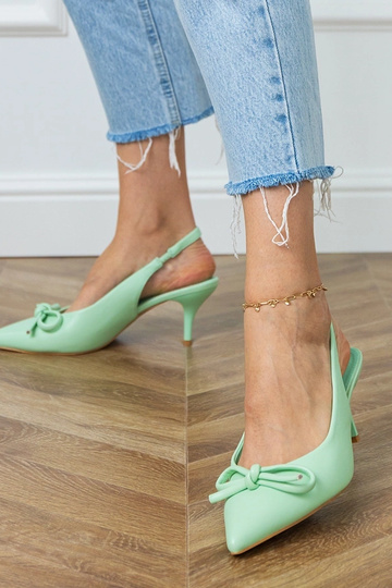 Groene sandalen op een lage...