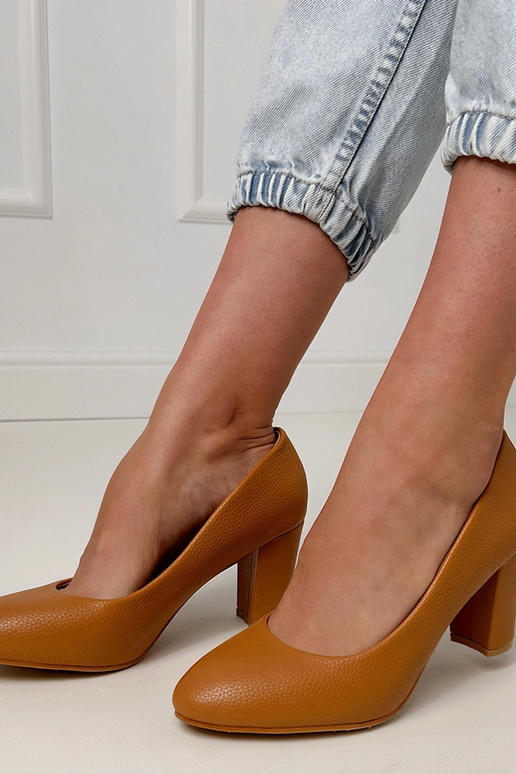 Bruine klassieke sandalen op een hak...