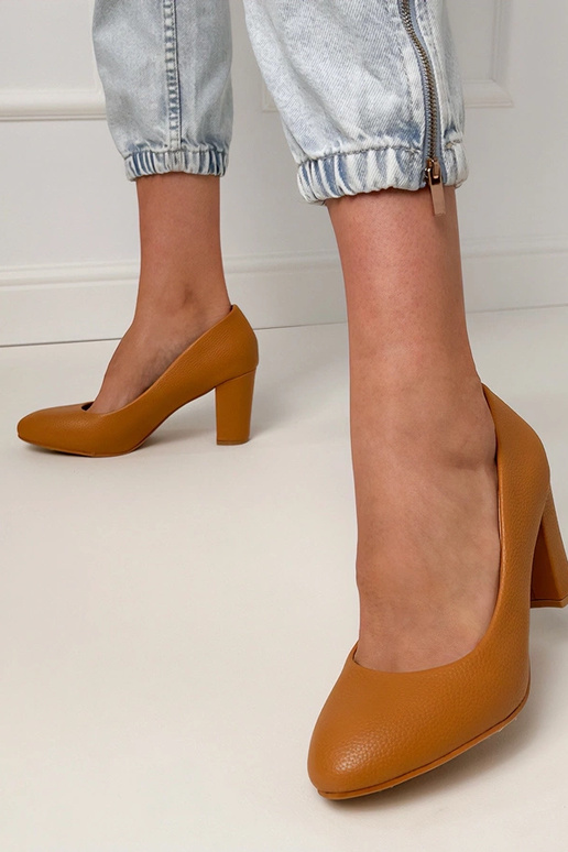 Bruine klassieke sandalen op een hak...