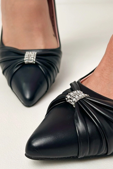 Zwarte klassieke sandalen op een naaldhak met zirconia's Bronney