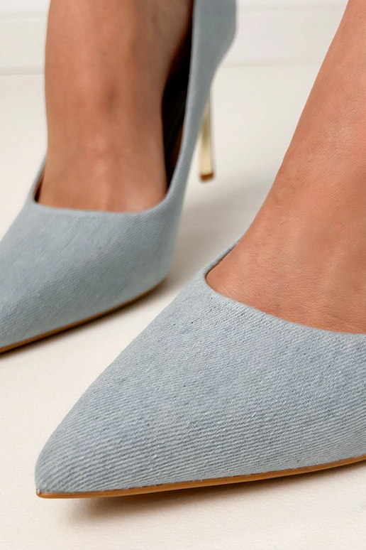 Jeanskleurige klassieke sandalen op... Jeanskleurige klassieke sandalen op...