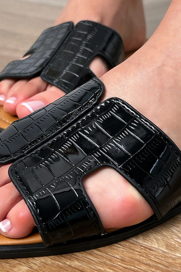 Zwarte slippers op vlakke zool met reliëfpatroon Sarini
