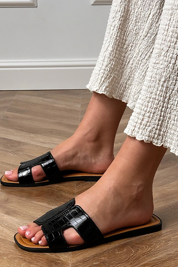 Zwarte slippers op vlakke zool met reliëfpatroon Sarini 2