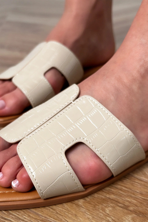 Zandkleurige slippers op vlakke zool... Zandkleurige slippers op vlakke zool...