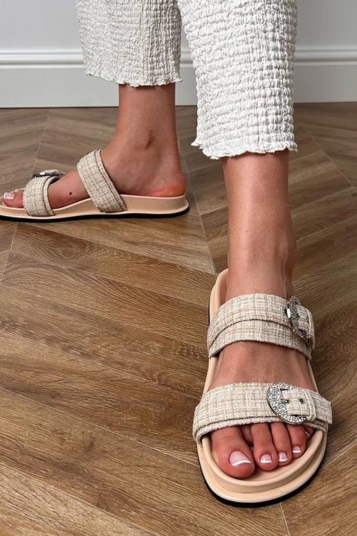 Zandkleurige slippers met bandjes en... Zandkleurige slippers met bandjes en...