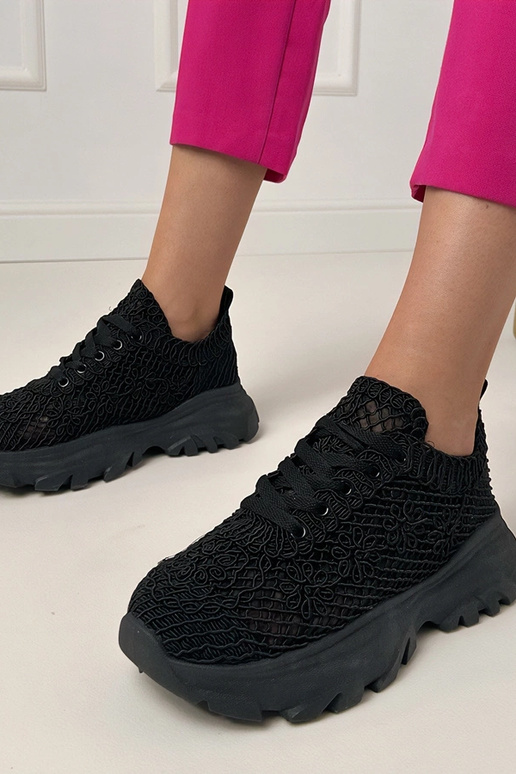 Zwarte gehaakte sneakers op een...