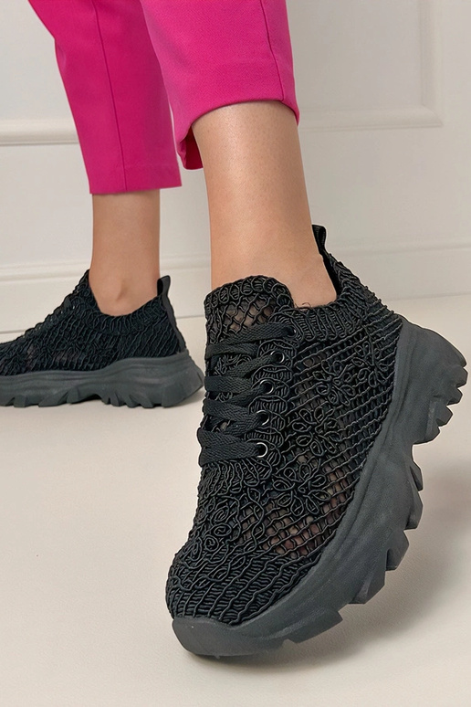 Zwarte gehaakte sneakers op een...