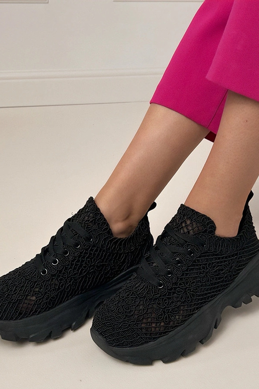 Zwarte gehaakte sneakers op een...