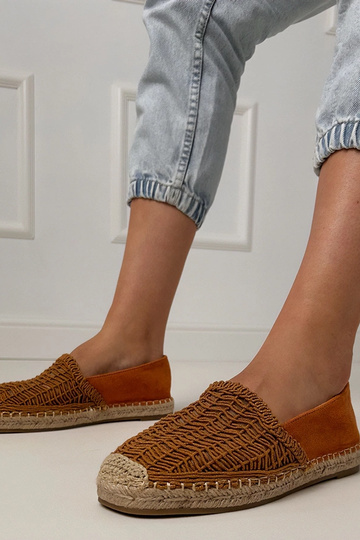Bruine gehaakte espadrilles op een platform Plevis