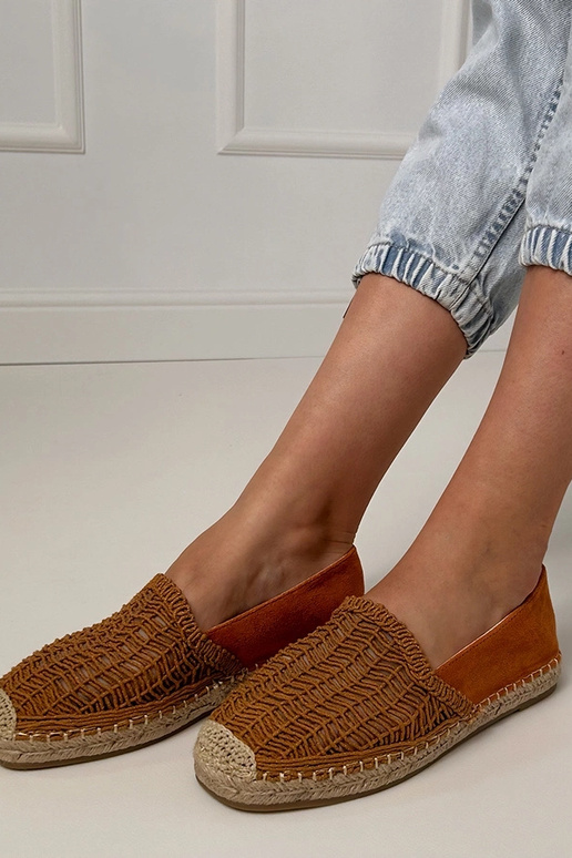 Bruine gehaakte espadrilles op een...