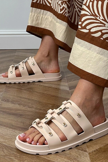 Zandkleurige Romeinse slippers met studs Elenois