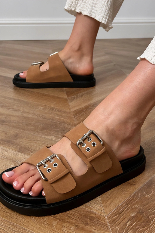 Bruine slippers met gespen op de... Bruine slippers met gespen op de...