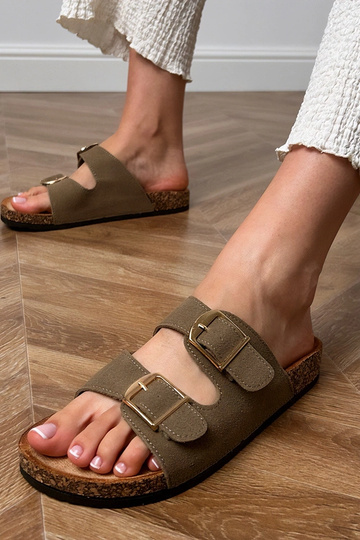 Groene slippers met gespen... 2