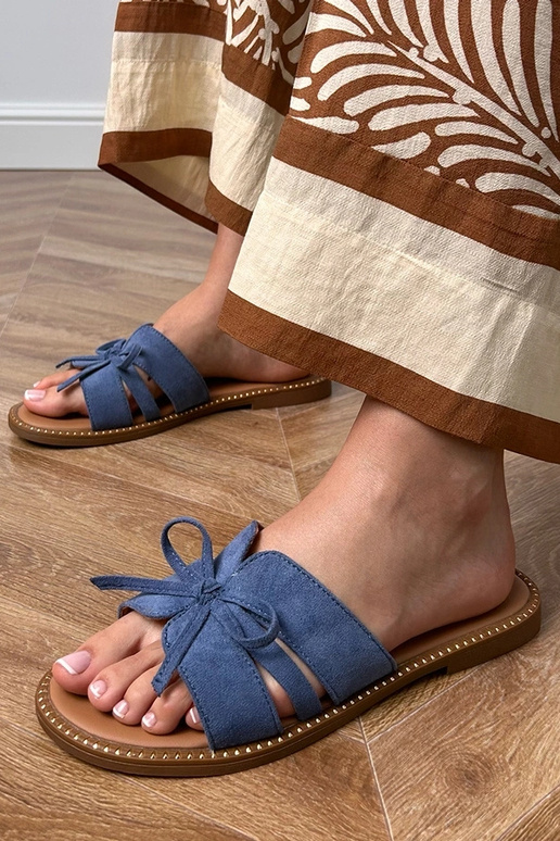 Blauwe slippers met strik en... Blauwe slippers met strik en...