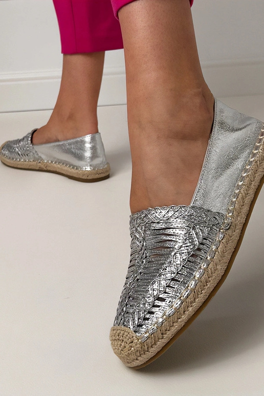 Zilveren opengewerkte espadrilles op... Zilveren opengewerkte espadrilles op...